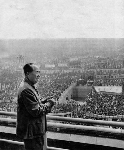 Ritratto del Capo di Stato cinese Mao Tse-Tung (Mao Ze-Dong o Mao Zedong o Mao Tse Toung o Mao Tso Tong) (1893-1976) durante la Commemorazione del Partito Comunista. Cina, intorno al 1960. da Chinese Photographer