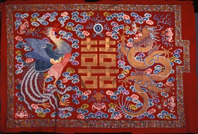 Un Arazzo Cinese di Lana Rossa con un Carattere Centrale in Filo Dorato Fiancheggiato da una Fenice e un Drago, XIX Secolo da Chinese School