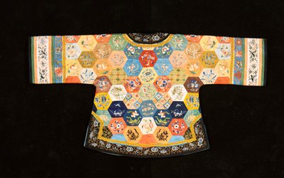 Un cappotto cinese informale a patchwork, composto da esagoni di sete ricamate da Chinese School