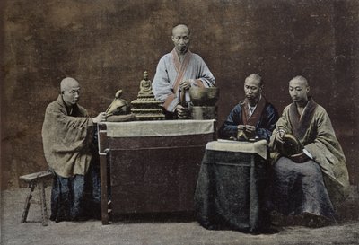 Un gruppo di bonzi cinesi; inciso e stampato da Gilot; 1896 da Chinese School
