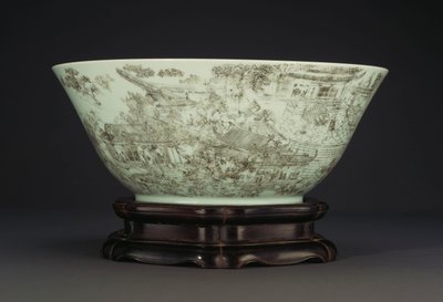 Una grande ciotola in porcellana incisa che raffigura una scena continua di donne nei giardini del palazzo, 1796-1820 da Chinese School