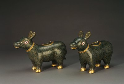 Coppia di vasi a forma di tapiro in smalto cloisonné da Chinese School