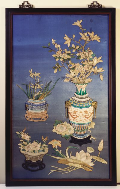Pannello di seta raffigurante vasi con fiori di ciliegio, magnolia e orchidee e un giardino con rose tra rami di loto, gigli diurni e glorie del mattino da Chinese School