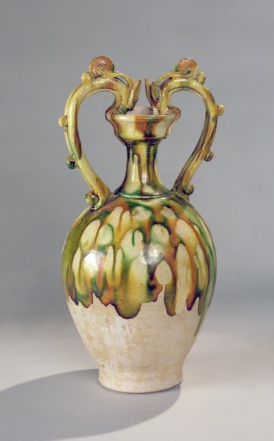 Anfora con manici a forma di teste di drago con smalto a tre colori, Dinastia Tang, 618-907 da Chinese School