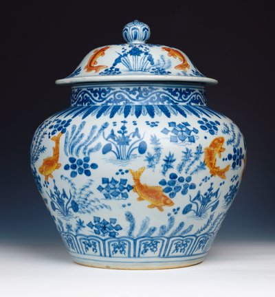 Vaso e coperchio smaltati blu e bianco "Pesce", 1522-1566 da Chinese School