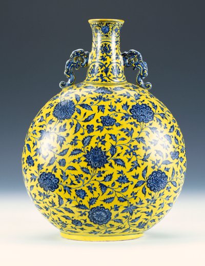 Fiasca lunare smaltata in blu e giallo con motivo di peonia e loto, c.1723-1735 da Chinese School