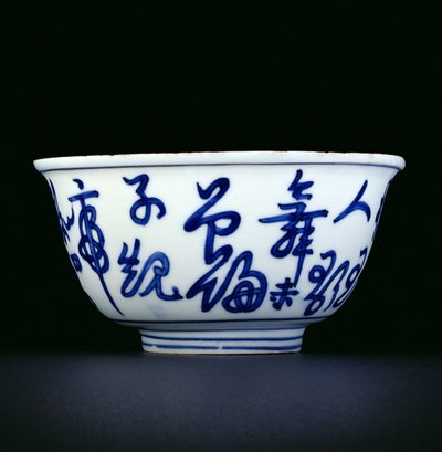 Ciotola blu e bianca dipinta con caratteri cinesi, marchio e periodo Longqing, 1567-72 (porcellana) da Chinese School