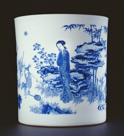 Portapennelli blu e bianco dipinto con una signora e ragazzi che giocano a cavalluccio in un giardino, Chongzheng, 1630-44 (porcellana) da Chinese School