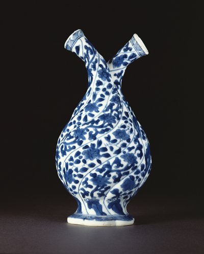 Bottiglia doppia blu e bianca in forma di vetro europeo, periodo Kangxi (1662-1722) da Chinese School