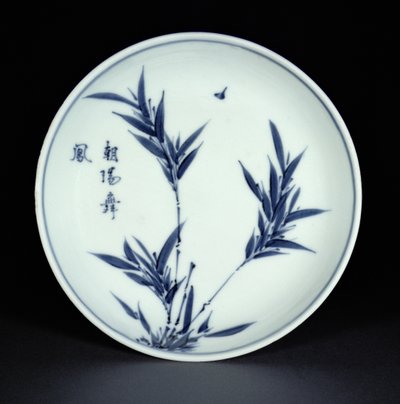 Piatto da tè kosometsuke blu e bianco dipinto con bambù e calligrafia, marchio e periodo Tianqi, 1621-27 (porcellana) da Chinese School
