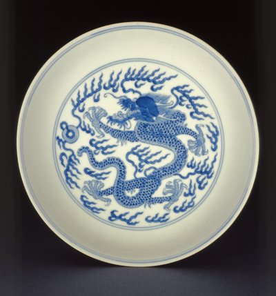 Piatto in porcellana blu e bianca dipinto con un drago, marchio e periodo Qianlong, 1736-1795 da Chinese School