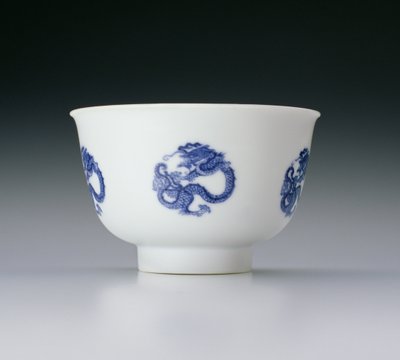 Ciotola decorata con rosoni di draghi, marchio e periodo Kangxi 1662-1722 da Chinese School