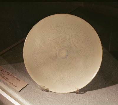 Ciotola con decorazione floreale incisa, da Nanchang, Provincia di Jiangxi, Dinastia Sung, XII-XIII secolo da Chinese School