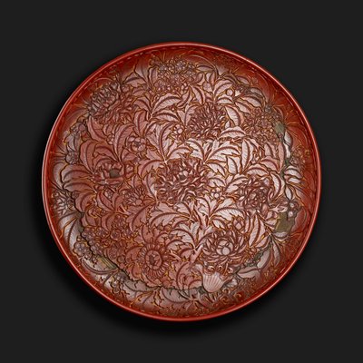 Piatto intagliato con il marchio di Xuande (1426-36) alla base, cinese da Chinese School
