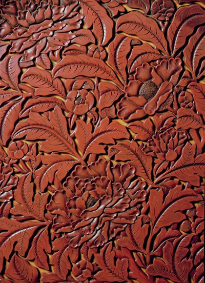 Dettaglio di un piatto intagliato con il marchio di Xuande (1426-36) alla base, cinese da Chinese School