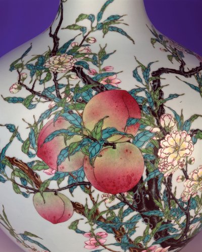 Dettaglio di un magnifico vaso globulare famille rose con nove pesche da Chinese School