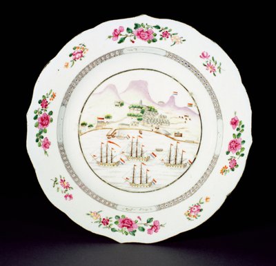 Piatto da cena dipinto in smalti Famille Rose raffigurante Table Mountain e quattro navi con bandiera olandese al largo del Capo di Buona Speranza, periodo Qianlong c.1770 da Chinese School