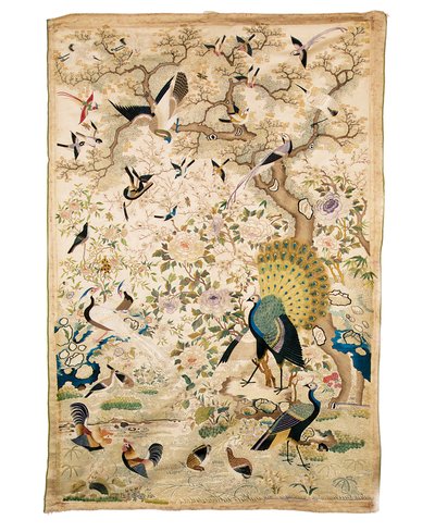 Pannello Ricamato con una Coppia di Pavoni e Numerosi Altri Uccelli Sotto un Albero Nodoso con Peonie e Fiori di Pruno, Canton da Chinese School