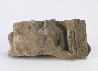 Frammento, che mostra il torso di un Buddha seduto, un Bodhisattva in piedi e due cartigli sul fronte, c.500 da Chinese School