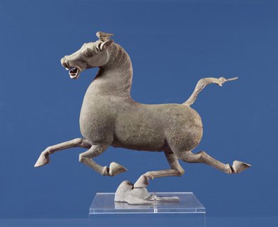 Cavallo al galoppo con uno zoccolo su una rondine, dalla tomba a Wu-wei, Kansu, Dinastia Han Orientale da Chinese School