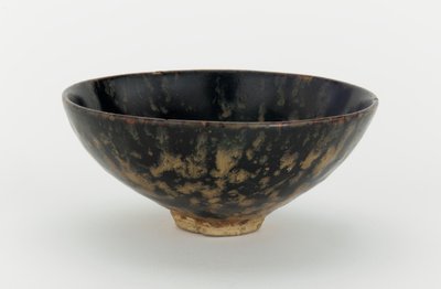 Ciotola da tè in ceramica Jizhou, 1279-1368 da Chinese School