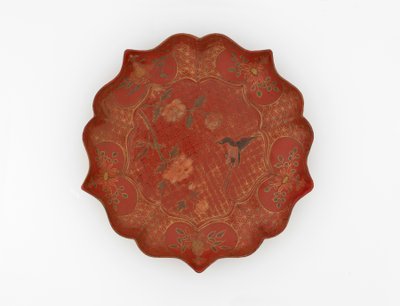 Piatto laccato con decorazione incisa in oro e dipinta, XVI-XVII secolo da Chinese School
