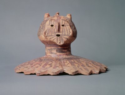 Coperchio di un vaso Yangshao, forse raffigurante il volto di uno sciamano, Periodo Yangshao, c.2500 a.C. (terracotta) da Chinese School
