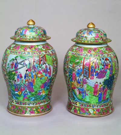 Coppia di vasi baluster Canton famille rose con coperchi a cupola, inizio XIX secolo da Chinese School