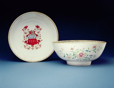 Coppia di ciotole decorate in smalti Famille Rose con le armi di Joynes, periodo Yongzheng da Chinese School