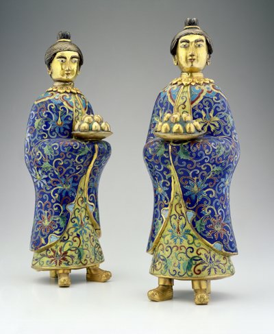 Coppia di attendenti femminili, periodo Qianlong, 1736-95 (smalto cloisonné) da Chinese School