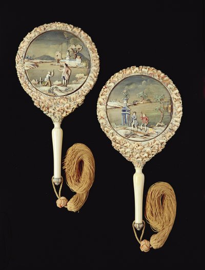 Coppia di specchi da mano, probabilmente fatti a Canton, periodo Qianlong, 1736-95 (avorio policromo) da Chinese School