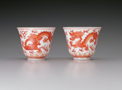 Coppia di coppe da vino, raffiguranti draghi a cinque artigli in cerca di perle fiammeggianti, marchio e periodo Guangxu 1875-1908, cinesi da Chinese School