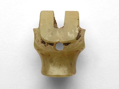 Pendente a forma di testa bovina, rielaborato, c.1100-1000 a.C. da Chinese School