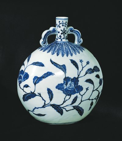 Zucca blu e bianca dei pellegrini con decorazioni floreali, c.1403-24 da Chinese School
