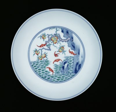 Piatto di porcellana dipinto in blu sottosmalto e smalti ducai, 1723-1735 da Chinese School