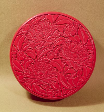 Scatola di lacca rossa decorata con peonie, c.1426-35 (lacca su legno) da Chinese School