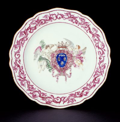Piatto da cena Rose Famille con le armi di Francia, periodo Qianlong c.1765 da Chinese School