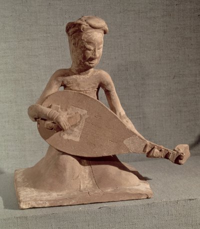 Musicista seduto che suona un liuto, dalla tomba del generale Chang Sheng, Anyang, Honan, dinastia Sui, 595 d.C. da Chinese School