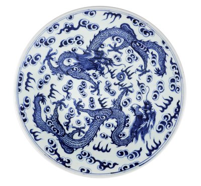 Piatto bianco e blu con due draghi a quattro artigli e fiamme e nuvole stilizzate, 1662-1722 da Chinese School