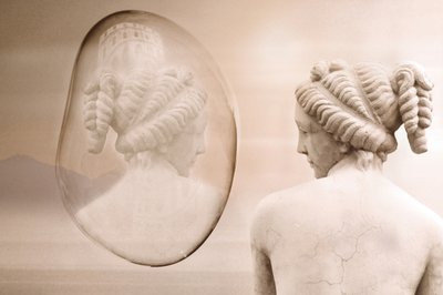 Riflesso su una statua classica da Christina Sillen