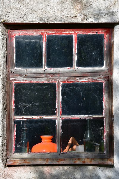 Finestra rossa in stile rustico da Christina Sillen