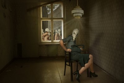 La misteriosa donna con la maschera antigas da Christine von Diepenbroek