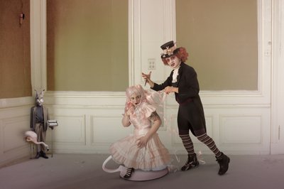 Dramma fantasy sul tema del “tea party” da Christine von Diepenbroek