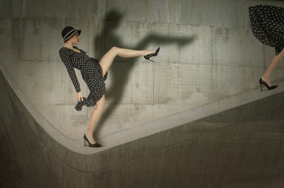 Posa alla moda a pois da Christine von Diepenbroek
