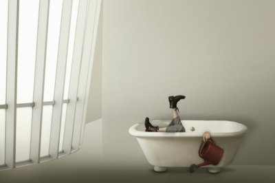 Un modo stravagante di innaffiare la vasca da bagno da Christine von Diepenbroek