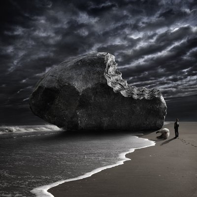 Bitten Rock sulla spiaggia di Stormy Beach da Christophe Kiciak
