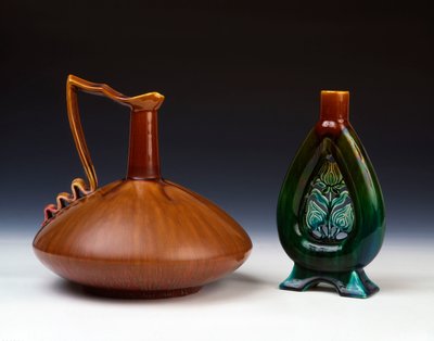 Brocca di ceramica Linthorpe di forma globulare compressa con smalto caramello striato, verde e cremisi e vaso di ceramica Linthorpe con decorazione a bocciolo di fiore traforato e smalti maculati verde, blu e marrone da Christopher Dresser