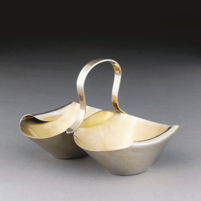 Un Cestino in Metallo Bianco da Christopher Dresser