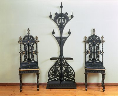 Appendiabiti, cappello e ombrello affiancati da due sedie da giardino o da sala, Coalbrookdale, 1867-69 da Christopher Dresser