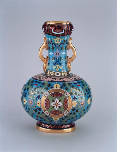 Vaso fittizio decorato in imitazione del cloisonné, Minton & Co (c.1870) da Christopher Dresser